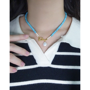 Collana di perle barocche e turchese blu con chiusura in argento S925 su modella