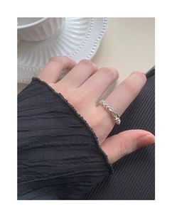 Detailansicht eines S925 Sterlingsilberrings mit gedrehtem Rankendesign am Finger