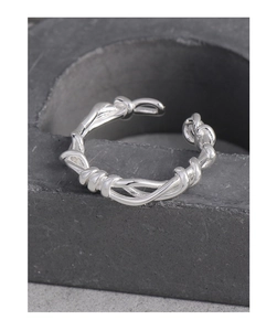 Nahaufnahme von S925 Sterlingsilber Ring mit gedrehtem Reben-Design und offener Schiene