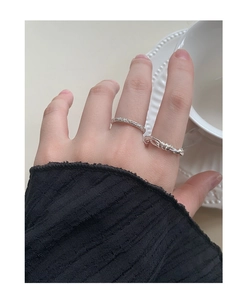 Nahaufnahme von S925 Sterling Silber Ringen im Set mit gehämmerter Struktur