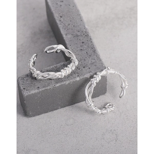 Minimalistische S925 Sterlingsilber Ringe mit gedrehtem Knotendesign auf grauem Stein