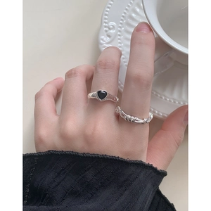 S925 Sterling Silber Ring Set mit schwarzem Herz und gedrehtem Rebenstruktur Design