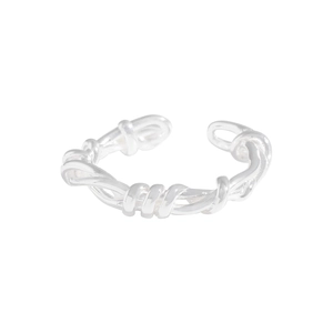 Silberner gewundener Ring mit poliertem Finish und minimalistischem Flechtmuster-Design