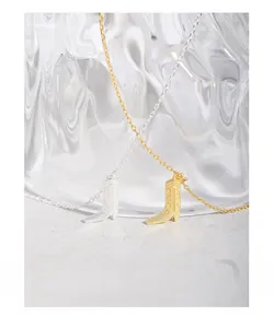 Detailansicht der Cowboy-Stiefel-Anhänger in Gold und Silber mit feiner Gravur-Textur