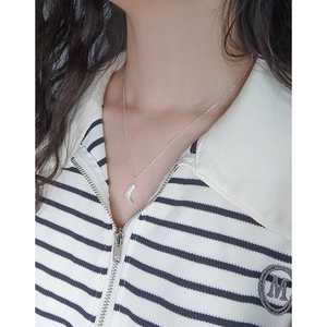 Minimalistische S925 Sterlingsilber Horn-Halskette an Model in gestreiftem Polo-Shirt