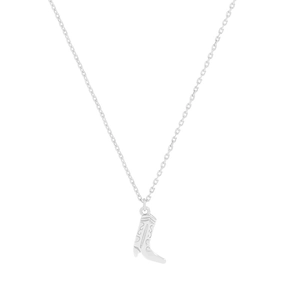 Minimalistische S925 Silberkette mit graviertem Western-Stiefel Anhänger auf weißem Hintergrund