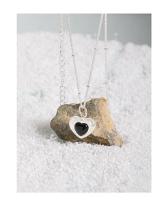 Detail der S925 Sterling Silber Herzkette mit schwarzem Achat auf Naturstein Hintergrund