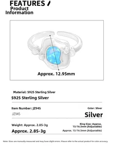 Détail macro de la bague irrégulière en argent S925 avec une pierre opale bleue