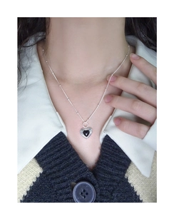Nahaufnahme einer S925 Silberkette mit schwarzem Herz-Achat-Anhänger an einem Modell