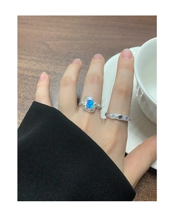 Détail du lot de bagues en argent S925 avec opale bleu océan et texture de lave fluide