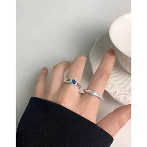 S925 sterling silver ring set featuring a heart-shaped blue sapphire and textured band