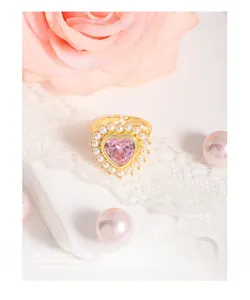 Détail de la bague coeur avec zircon rose et bordure en perles sur anneau doré