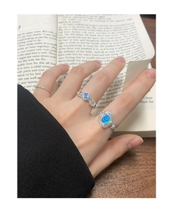 Détail de la bague en argent S925 avec pierre opale bleue et anneau ondulé pavé