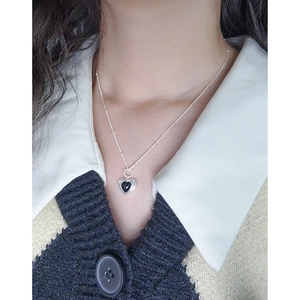 Minimalistische S925 Sterlingsilber-Halskette mit schwarzem Herz-Agat-Anhänger am Model