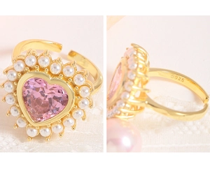Détail de bague en argent S925 avec zircon coeur rose et halo de perles blanches