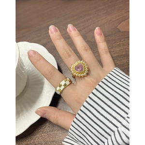 Ensemble de bagues en argent S925 avec zircon cœur rose et perles sur un modèle