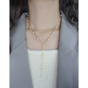 Elegant 18K gold S925 silver Y-shaped necklace with white pearls on a female model