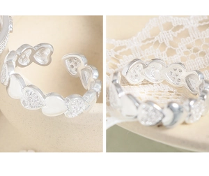 Makro-Detail des S925 Sterling Silber Herzrings mit Mikro-Inlay aus Zirkonia Steinen