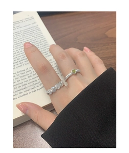 Makroansicht S925 Silber Herz-Ring-Set mit Zirkonia und gelbgrünem Edelstein
