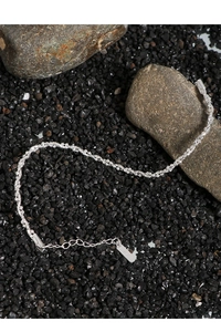 Gros plan sur la chaîne torsadée en argent sterling S925 avec poinçon officiel