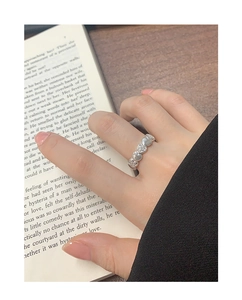 Detail eines S925 Silber-Herzrings mit glitzernden Zirkonia am Finger getragen