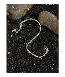 Détail macro de la chaîne perlée en argent sterling S925 avec fermoir mousqueton