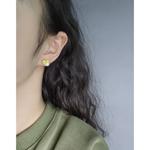 S925 silver heart stud earrings with textured gold finish and round white pearl drop