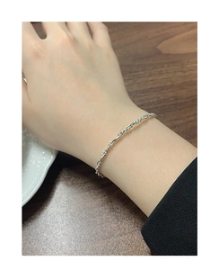 Détail du bracelet chaîne corde minimaliste en argent sterling S925 porté au poignet