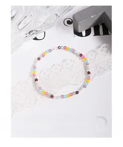 Detailansicht der Silberperlen und bunten Kristalle auf diesem zarten Armband