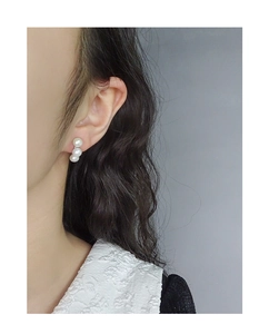 Vue détaillée de boucles d'oreilles en argent S925 avec trois perles crème verticales