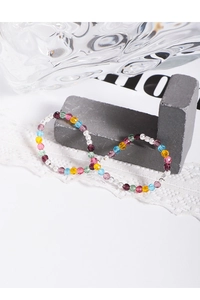 Makro-Detail von Silberperlen-Armband mit bunten facettierten Kristallen auf Stein