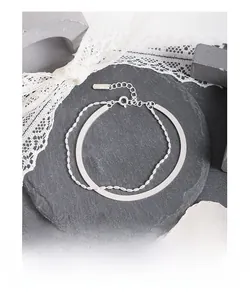 Detailansicht S925 Sterling Silber Doppel-Schlangenarmband auf dunklem Stein