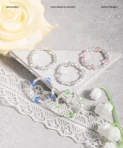 Dettaglio del set da 5 anelli di perline in argento S925 con cristalli colorati sfaccettati