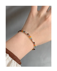 Detail von farbigen facettierten Kristallperlen und kleinen Silberkugeln am Armband