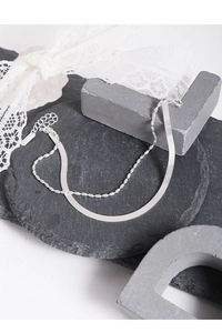 Nahaufnahme des zweischichtigen S925 Silberarmbands mit Schlangenkette und Perlen