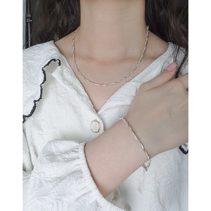Parure minimaliste en argent avec collier et bracelet en chaîne torsadée pour femme