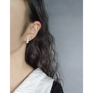 Boucles d'oreilles en argent S925 avec trois perles verticales portées par un mannequin