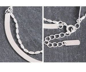 Nahaufnahme des S925 Silberstempels am doppellagigen Schlangen- und Perlenarmband