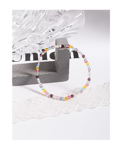 Nahaufnahme bunter facettierter Kristallperlen und Silberkugeln auf einem Armband