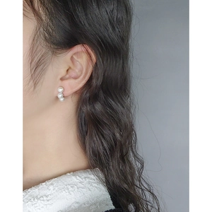 Boucles d'oreilles élégantes en argent S925 avec trois perles blanches en dégradé