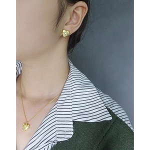 Elegant gold heart pendant necklace and stud earrings set with zircon accents