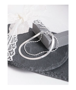 Nahaufnahme des doppelreihigen S925 Silberarmbands mit Schlangenkette und ovalen Perlen