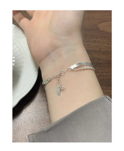 Nahaufnahme des zweilagigen S925 Sterlingsilber Schlangen- und Perlenarmbands am Handgelenk