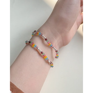 Regenbogen Kristallperlen Armband mit Silberperlen am Handgelenk in schlichtem Stil