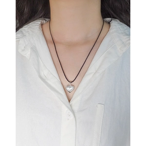 Collier minimaliste pendentif cœur argent avec cordon noir réglable sur mannequin