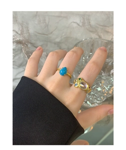Details von S925 Silberring Set mit farbigen Zirkonia und Mondstein-Textur auf Modelhand