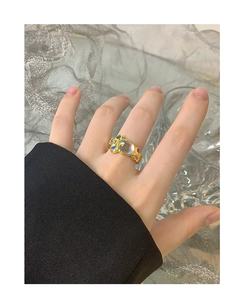 Detailaufnahme des S925 Lava-Rings mit bunten Zirkonia und Mondstein-Textur