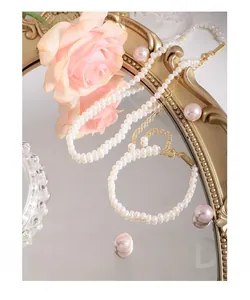 Dettaglio della chiusura in argento S925 sul set di bracciale e collana di perle
