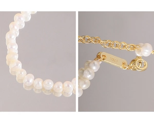 Dettaglio macro di perle naturali e chiusura in argento S925 con marchio