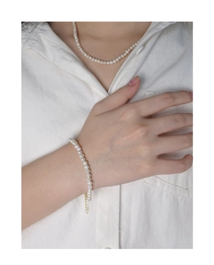 Vista dettagliata del bracciale in argento S925 con perle e chiusura dorata